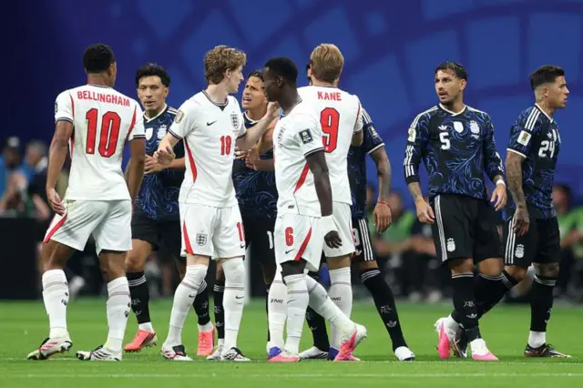 Jogadores brigam na semifinal entre Argentina e Inglaterra na Copa 2026