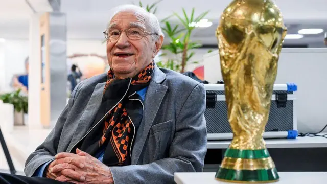 Enrique Macaya Márquez posa con el trofeo de la Copa del Mundo