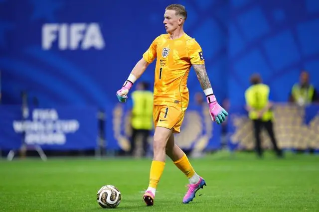 Goleiro da Inglaterra chutando a bola