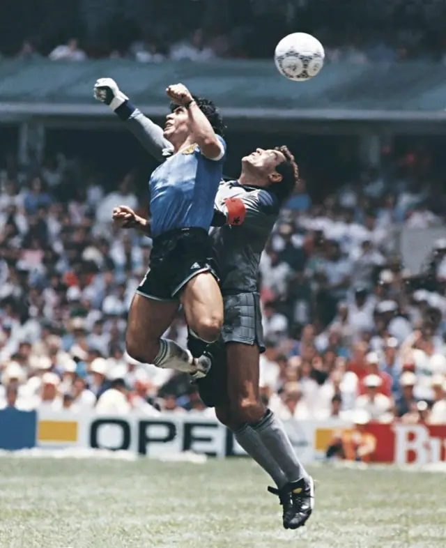 Foto histórica de Maradona nas quartas de final da Copa do Mundo de 1986, em jogo entre Argentina e Inglaterra