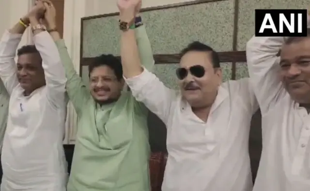 ঋতব্রত ব্যানার্জীর শিবিরে যোগ দিয়েছেন মদন মিত্র (ডানদিক থেকে দ্বিতীয়, চোখে কালো চশমা পরিহিত)