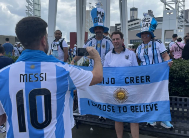 Torcedores da Argentina posam para a foto