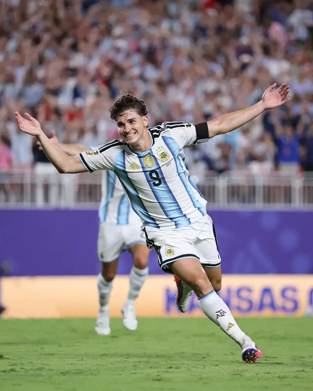 Julián Álvarez celebra su gol