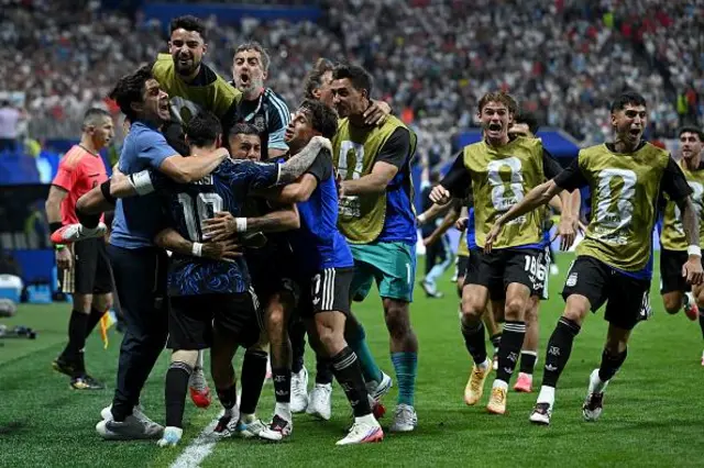 Jogadores da Argentina comemorando
