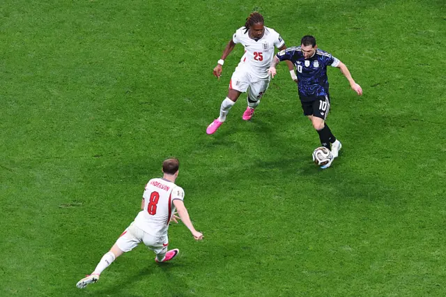 ATLANTA, GEÓRGIA – 15 DE JULHO: Lionel Messi, da Argentina, em ação com Harry Kane e Anthony Gordon, da Inglaterra, durante a partida da semifinal da Copa do Mundo da FIFA 2026 entre Inglaterra e Argentina no Atlanta Stadium, em 15 de julho de 2026, em Atlanta, Estados Unidos. (Foto de Robbie Jay Barratt – AMA/Getty Images)