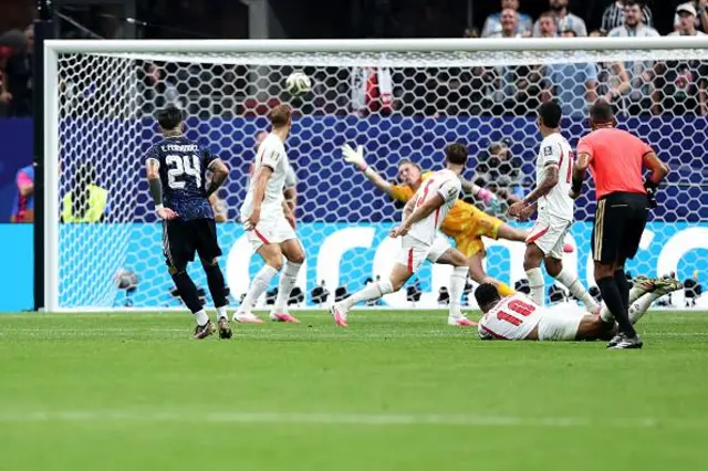 Enzo Fernandez, número 24 da Argentina, marca gol