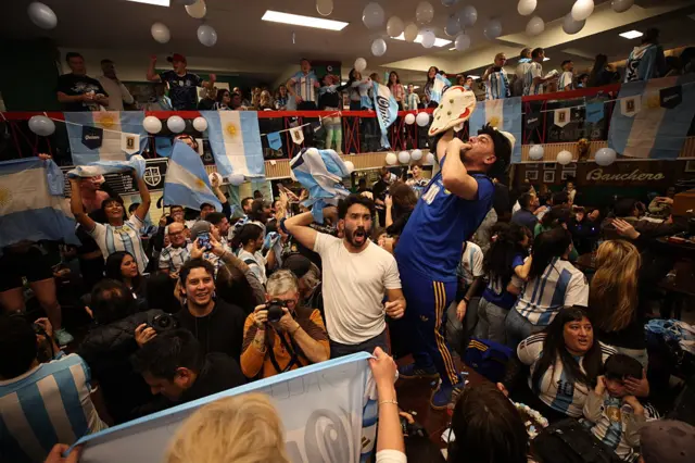 Hinchas argentinos festejando