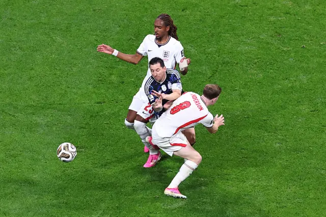 ATLANTA, GEÓRGIA – 15 DE JULHO: Lionel Messi, da Argentina, em ação com Harry Kane e Anthony Gordon, da Inglaterra, durante a partida da semifinal da Copa do Mundo da FIFA 2026 entre Inglaterra e Argentina no Atlanta Stadium, em 15 de julho de 2026, em Atlanta, Estados Unidos. (Foto de Robbie Jay Barratt – AMA/Getty Images)