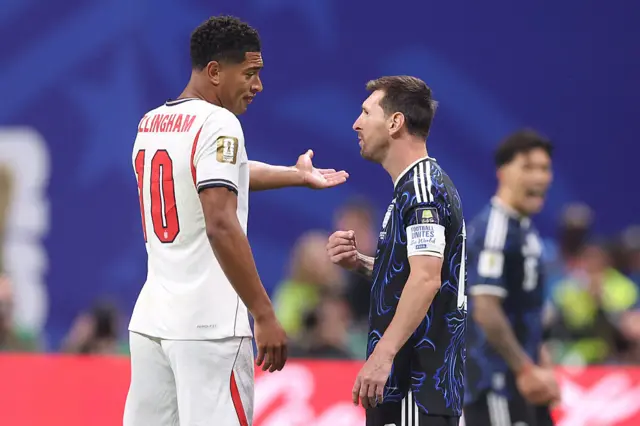 ATLANTA, GEORGIA – 15 DE JULHO: Jude Bellingham, da Inglaterra, conversa com Lionel Messi, da Argentina, durante a partida da semifinal da Copa do Mundo da FIFA 2026 entre Inglaterra e Argentina no Atlanta Stadium, em 15 de julho de 2026, em Atlanta, Geórgia. (Foto de Catherine Ivill – AMA/Getty Images)