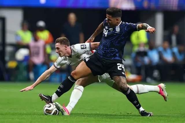 Disputando una pelota