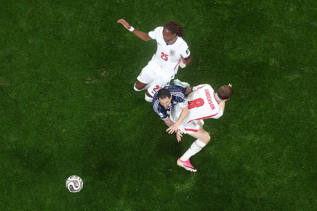 ATLANTA, GEÓRGIA – 15 DE JULHO: Lionel Messi, da Argentina, em ação com Harry Kane e Anthony Gordon, da Inglaterra, durante a partida da semifinal da Copa do Mundo da FIFA 2026 entre Inglaterra e Argentina no Atlanta Stadium, em 15 de julho de 2026, em Atlanta, Estados Unidos. (Foto de Robbie Jay Barratt – AMA/Getty Images)