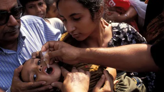 একটি শিশুকে টিকা খাওয়ানো হচ্ছে