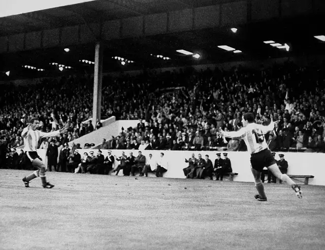 Argentinos celebran en el triunfo de 1966 contra España