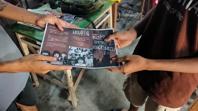 ရွှေဘိုမြို့နယ်အတွင်းမှာ  အာဇာနည်နေ့အထိမ်းအမှတ်လှုပ်ရှားမှုအနေနဲ့  နှိုးဆော်စာဆောင်တွေဖြန့်ဝေ