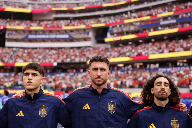 Jugadores de España escuchan su himno nacional