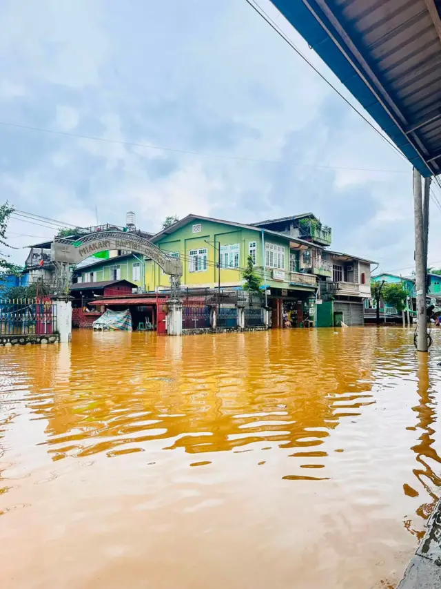 ဇူလိုင် ၁၇ ရက်မှာ ရေတက်နေတဲ့ ဖားကန့်မြို့မြင်ကွင်း