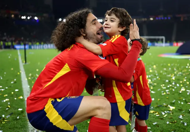 Marc Cucurella y su hijo Mateo