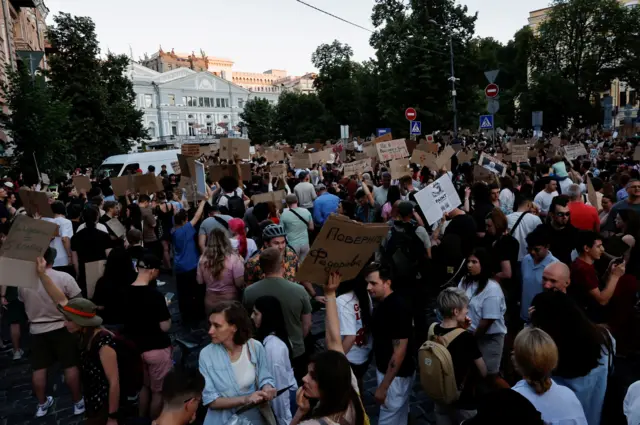 Акция протеста около театра им. Франко в Киеве