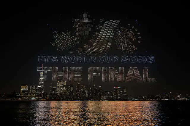 عرض طائرات بدون طيار في نيويورك، يعرض رسالة "نهائي كأس العالم لكرة القدم 2026"