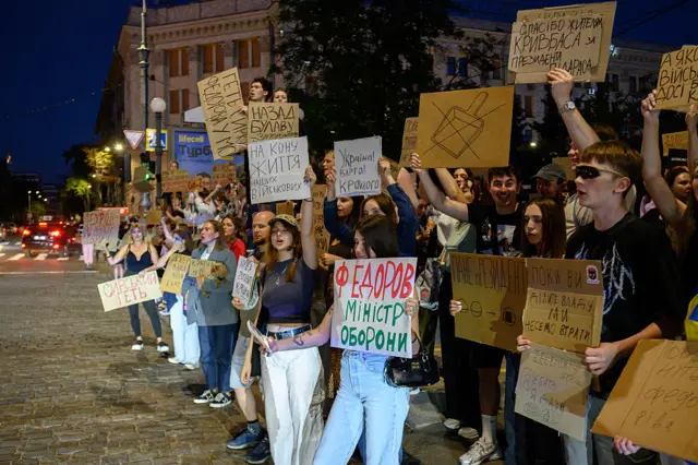 протестующие с самодельными плакатами в центре Киева