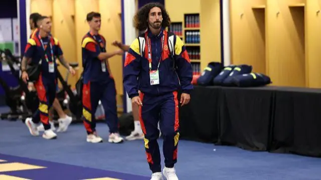 On aperçoit Marc Cucurella (n° 24), de l'équipe d'Espagne, dans les vestiaires