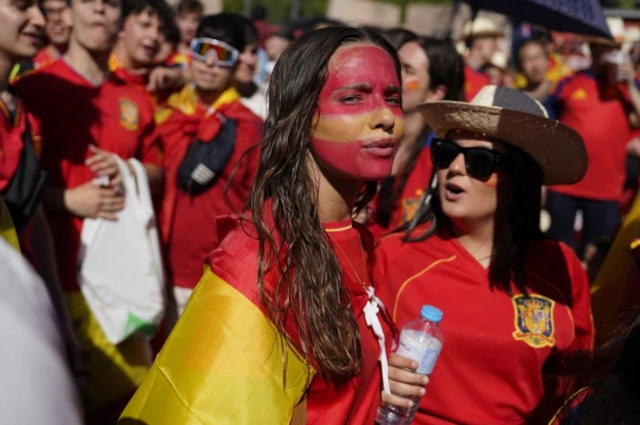 Les supporters espagnols se rassemblent dans la fan zone
