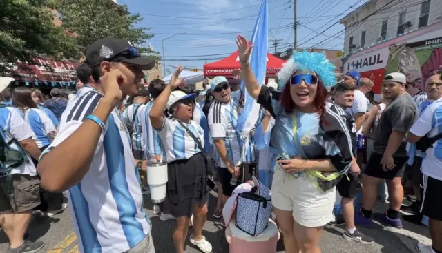 Hinchas argentinos alientan desde la Pequeña Argentina