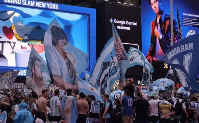 Hinchas argentinos en Times Square