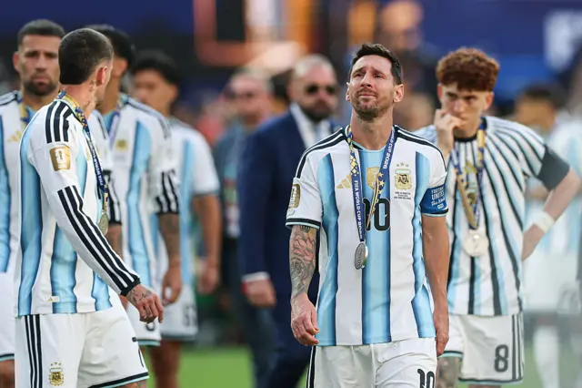 Messi emocionado no meio dos jogadores da Argentina