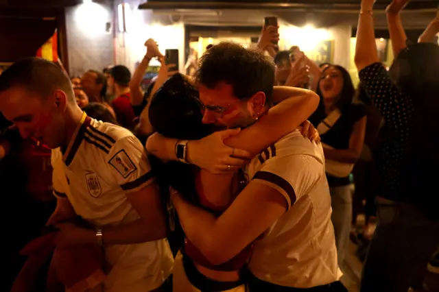 Casal comemorando