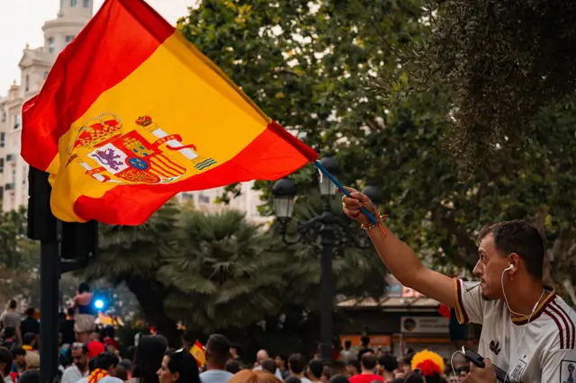 Torcedor celebra final da Copa do Mundo FIFA 2026 entre ESPANHA e ARGENTINA em VALENCIA na ESPANHA em 19 de julho de 2026. Um torcedor de futebol espagnol agite un drapeau national dans la foule a la PLAZA DEL AYUNTAMIENTO antes da final do COUPE DU MONDE 2026 entre l ESPAGNE et l ARGENTINE a VALENCIA en ESPAGNE le 19 de julho de 2026. (Foto de Marco Gonçalves / Hans Lucas / AFP via Getty Images)