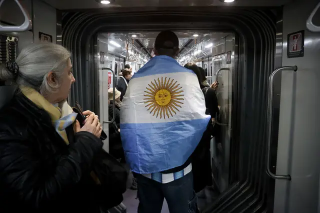 Arjantinli bir taraftar, Buenos Aires metrosunda görülüyor