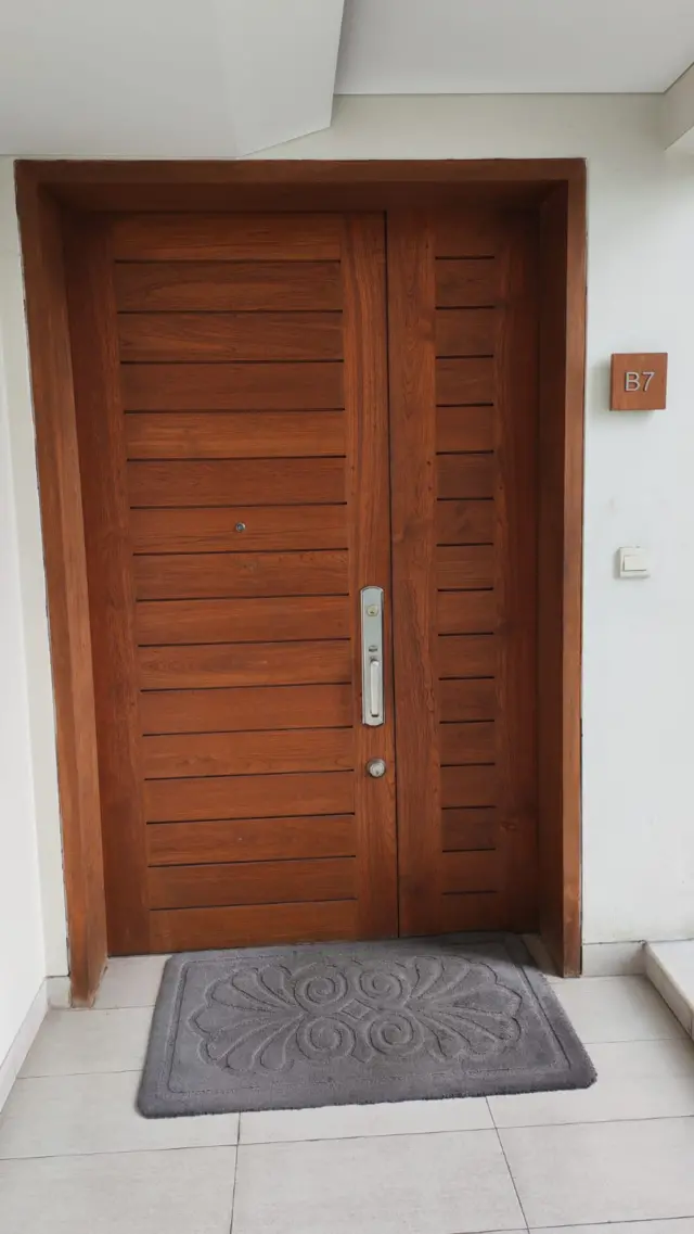 দুই ফ্ল্যাটের একটি