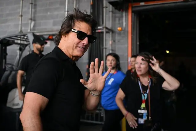 Tom Cruise salue la foule à son arrivée pour assister à