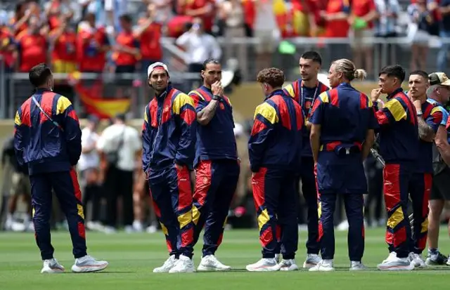 Les joueurs espagnols inspectent le terrain