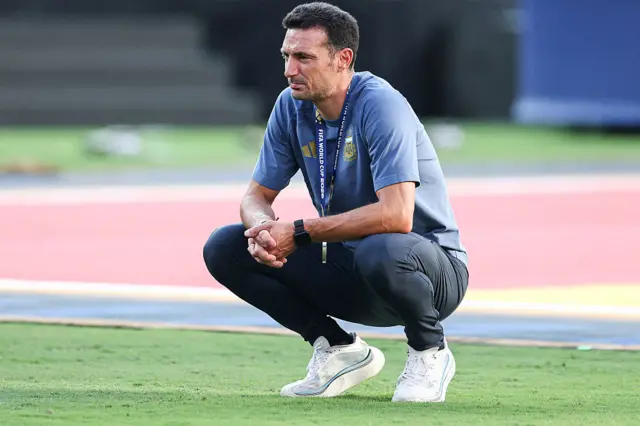 Scaloni agaichado no campo