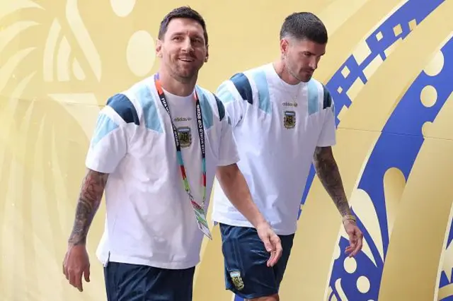 L'Argentin Lionel Messi (n° 10) fait son entrée sur le terrain