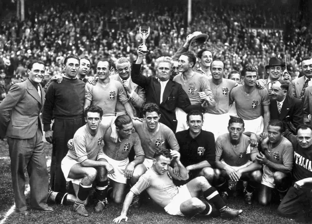 المنتخب الإيطالي متوجاً بكأس العالم 1938