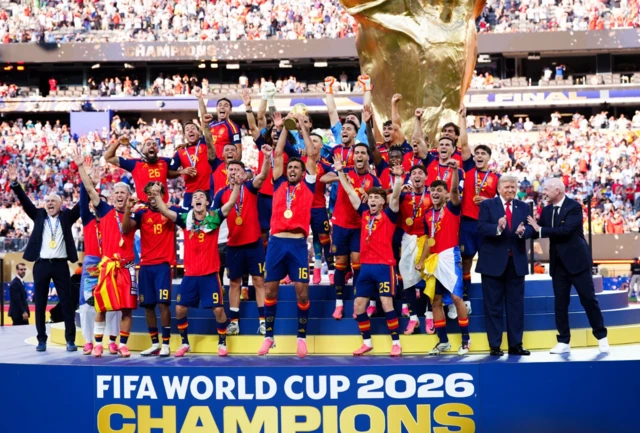 Españoles levantan la Copa del Mundo
