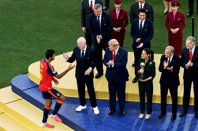 Jogadores recebendo medalha