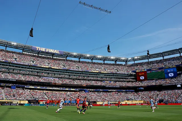 Jugadores disputan la pelota