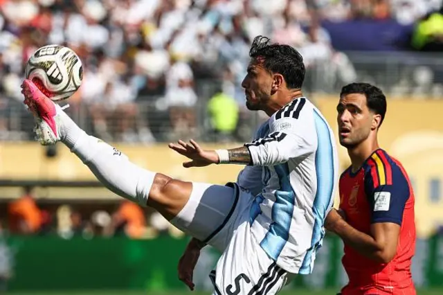 Leandro Paredes contrôle le ballon en contournant le milieu de terrain espagnol n° 06, Mikel Merino