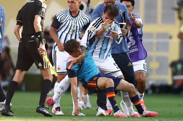 Paredes dando socos em jogador da Espanha