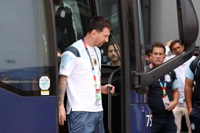 L'Argentin Lionel Messi (n° 10) fait son entrée sur le terrain