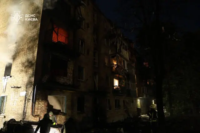 поврежденное в результате удара здание в Киеве