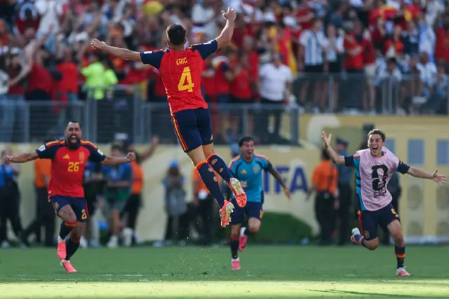Españoles celebran el triunfo