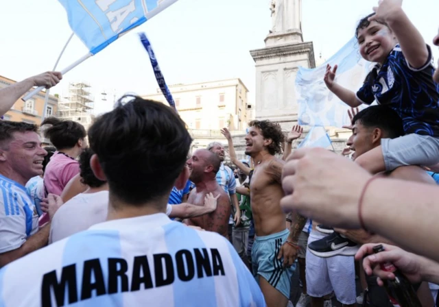 Les supporters argentins se rassemblent sur la Piazza Dante avant le match
