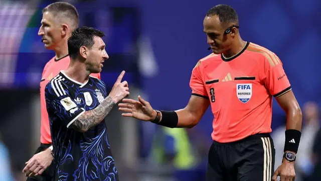 Lionel Messi contestant une décision arbitrale.