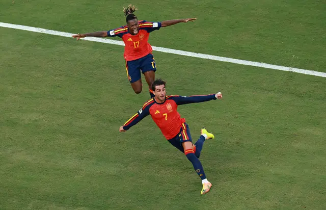 Ferran Torres y Nico Williams festejan