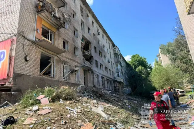 Попавший под удар пятиэтажный жилой дом в Изюме